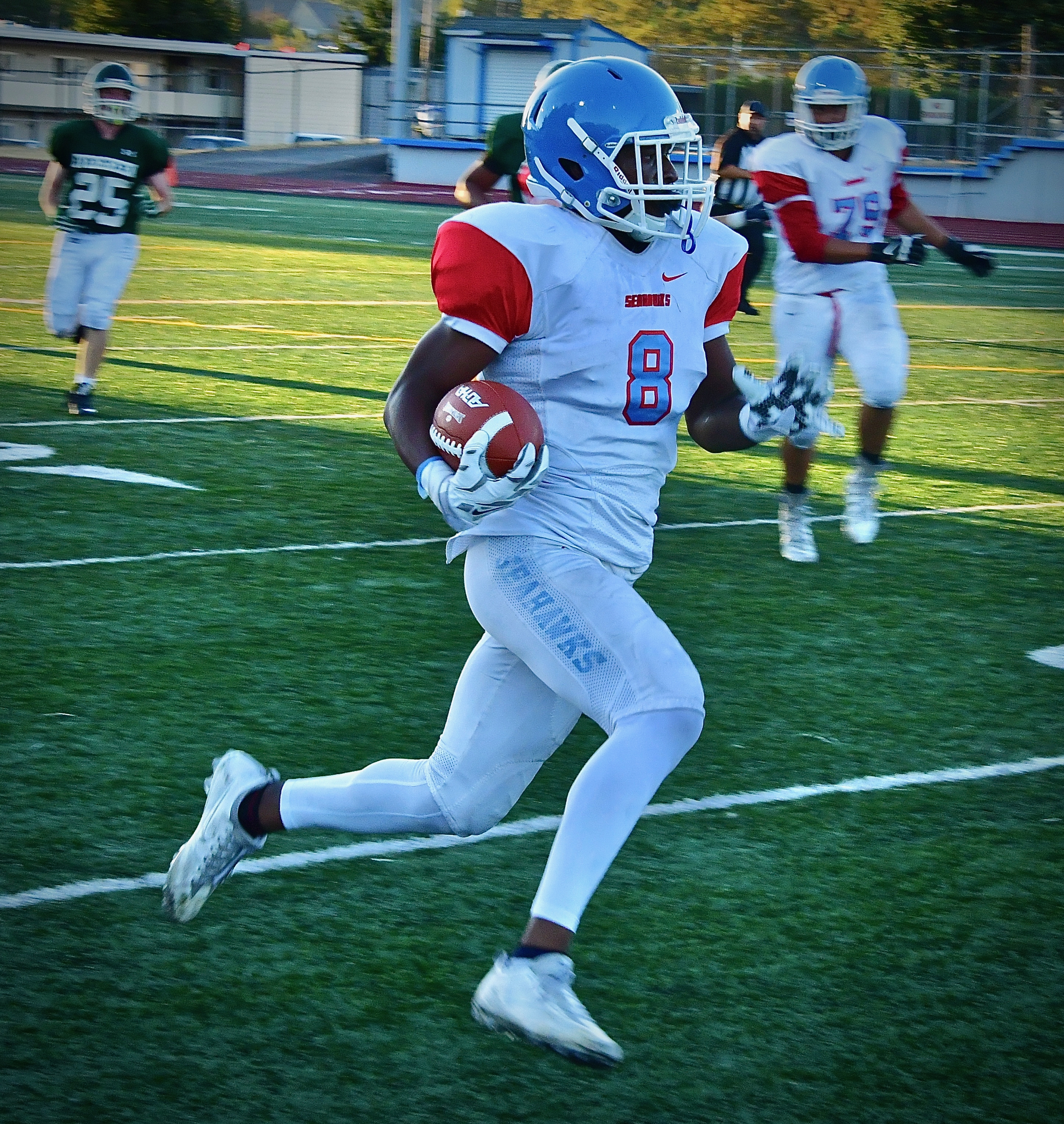 Dontae McMillan runs around end. Photo by Patrick Robinson