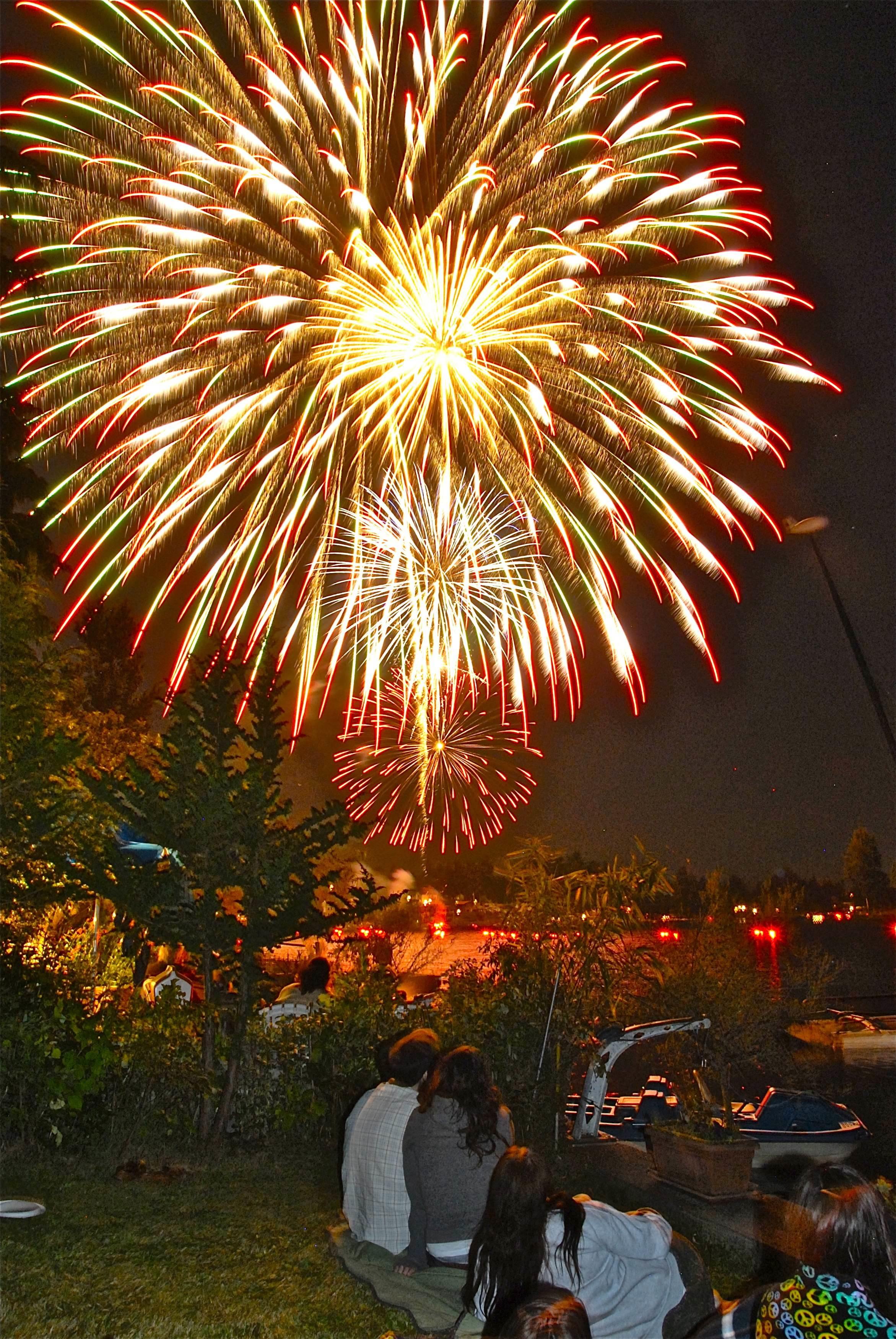 UPDATE Was it a dud? Angle Lake fireworks show lights up sky & water