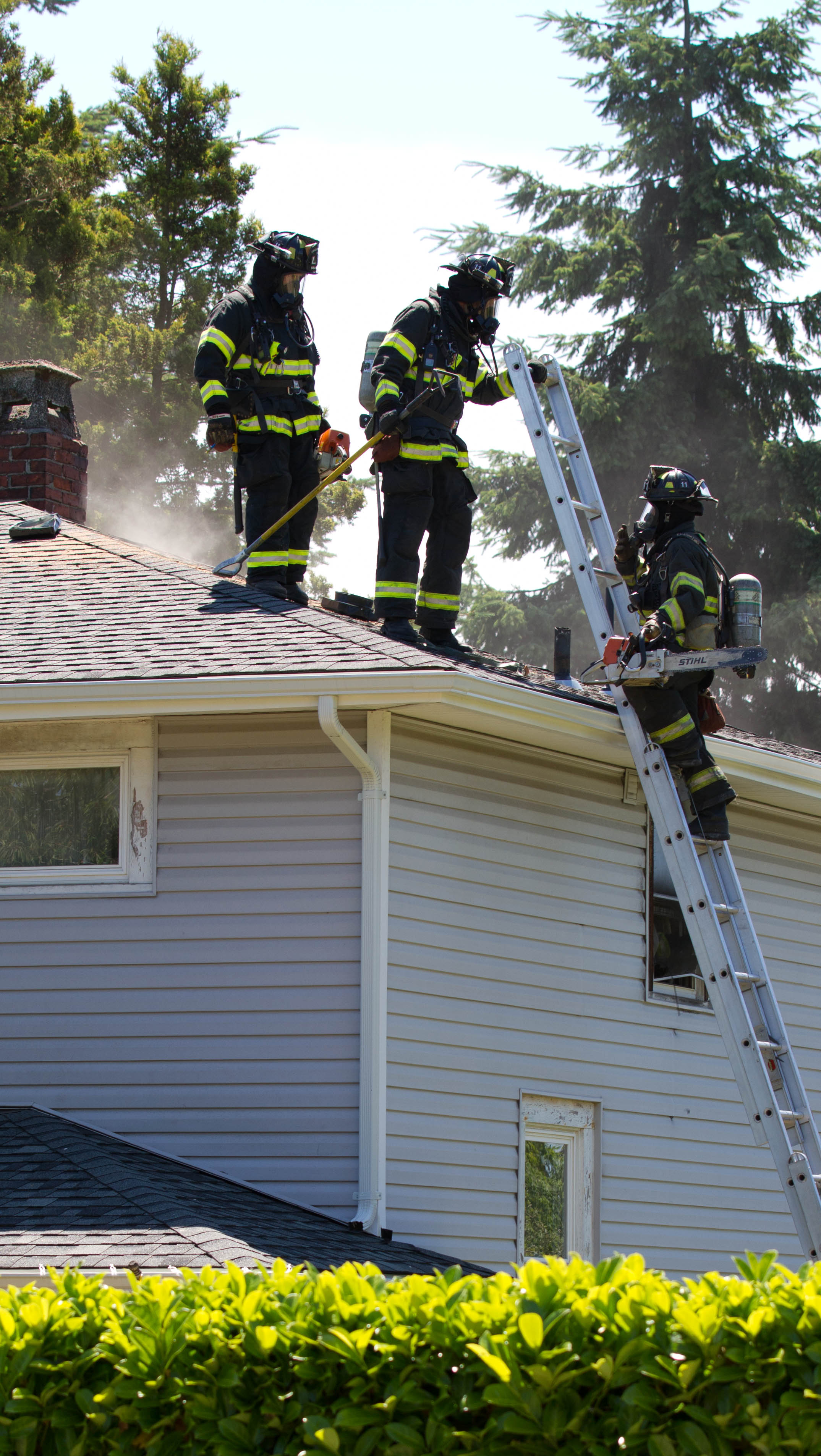 UPDATE - SLIDESHOW: Fire on Kenyon Street; Owner out of town | Westside ...