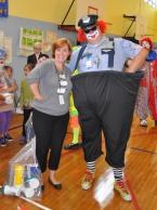 Roxhill teacher Caitlin Saddler Green poses with Seafair's finest. Photo by Geoff Miller of Roxhill Elementary